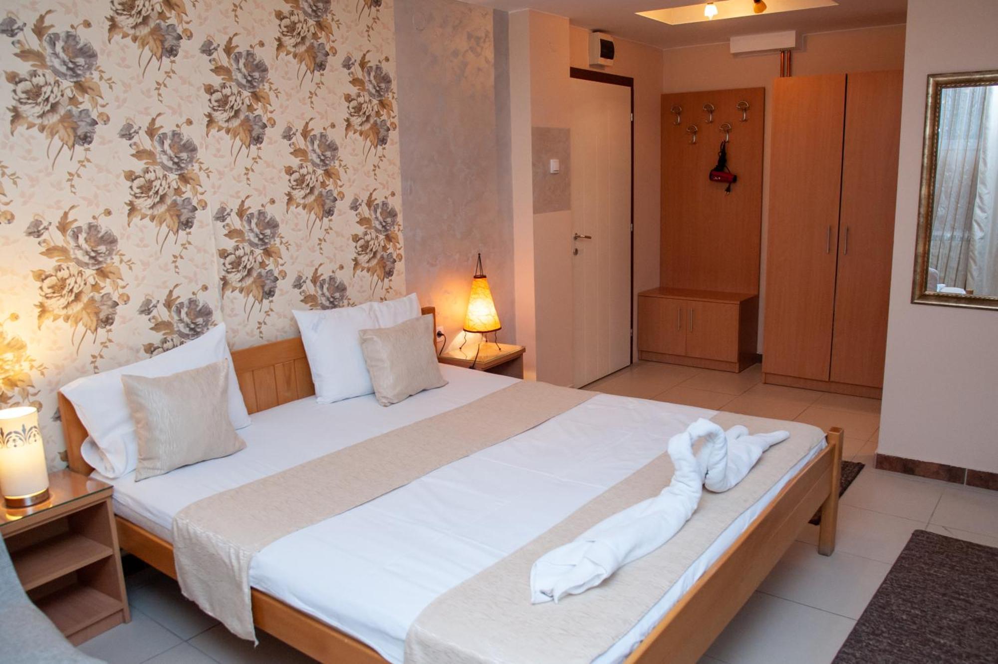 Hotel North City Titova Mitrovica エクステリア 写真