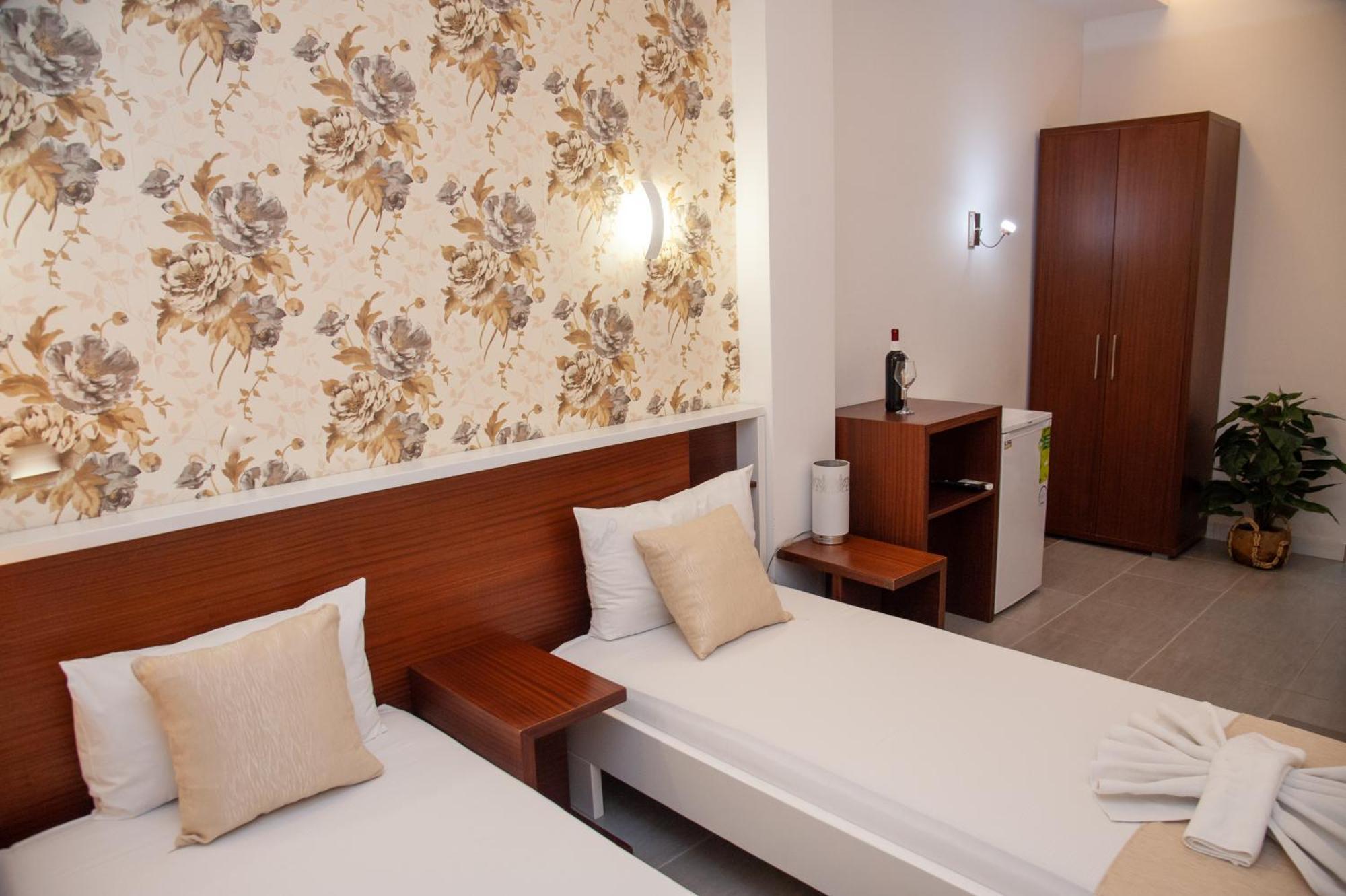 Hotel North City Titova Mitrovica エクステリア 写真