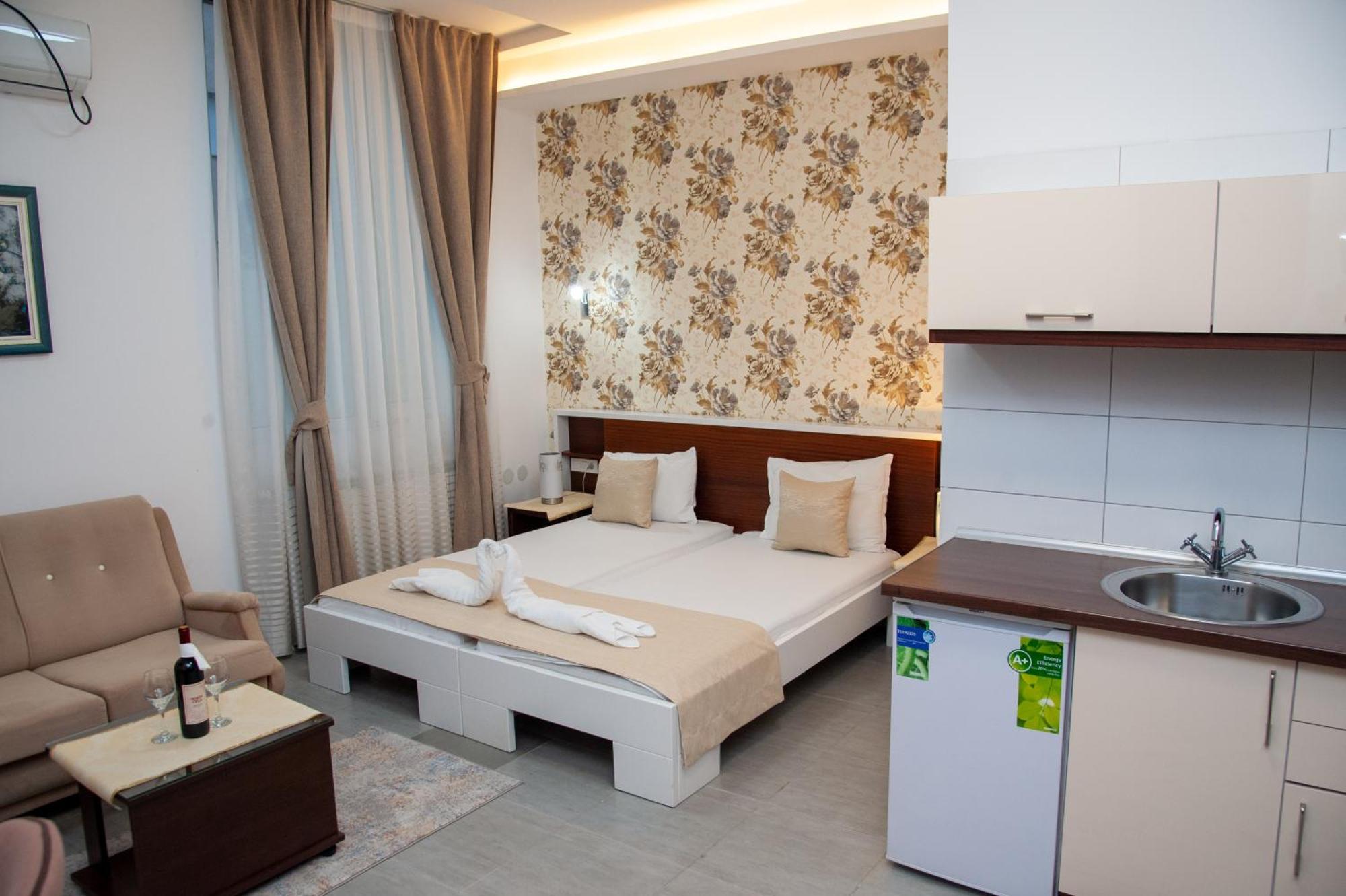 Hotel North City Titova Mitrovica エクステリア 写真