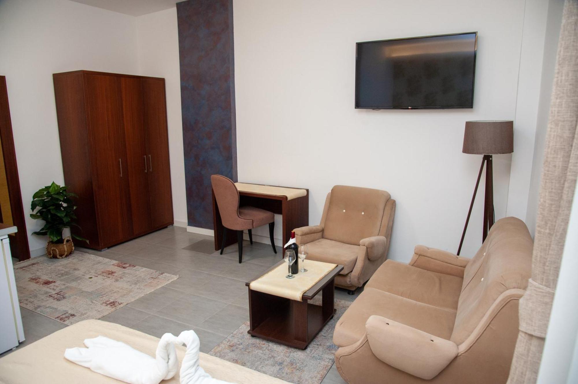 Hotel North City Titova Mitrovica エクステリア 写真