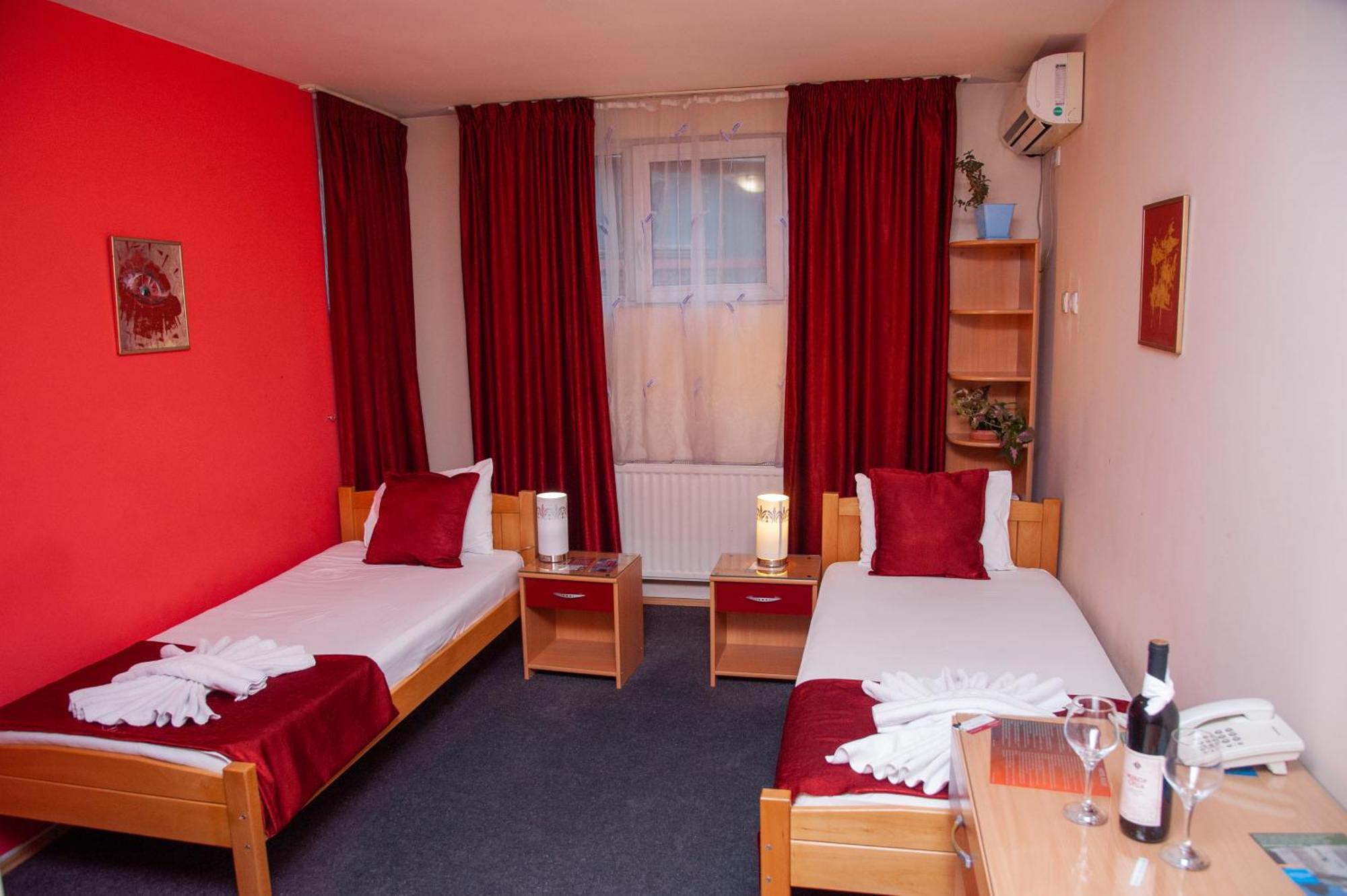 Hotel North City Titova Mitrovica エクステリア 写真