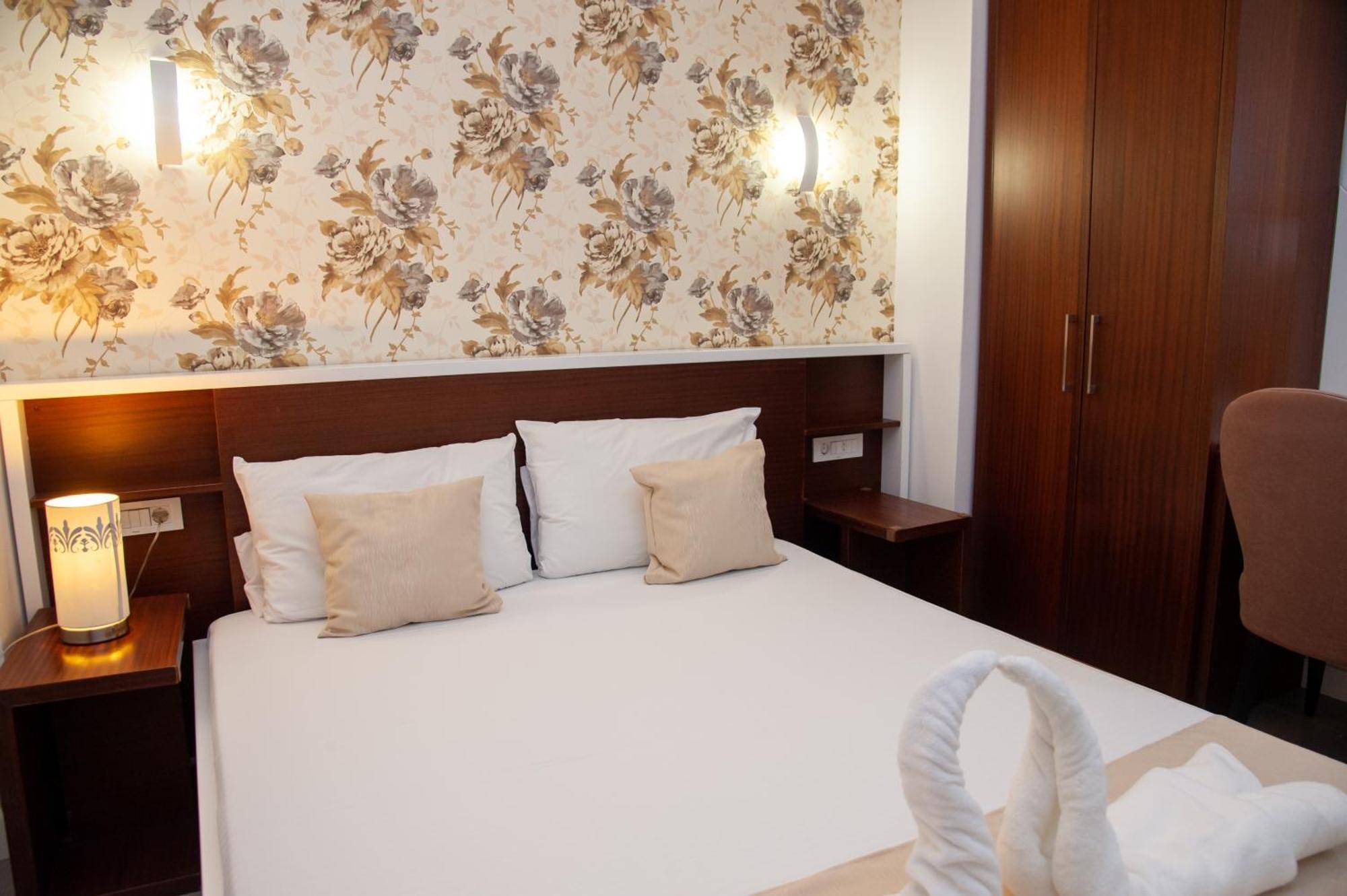 Hotel North City Titova Mitrovica エクステリア 写真