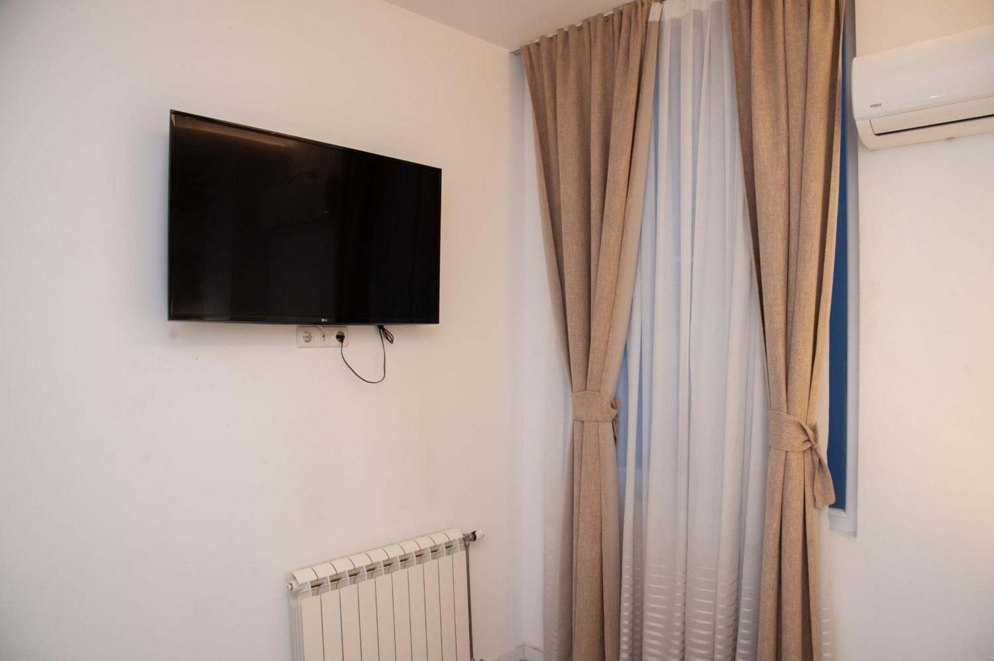 Hotel North City Titova Mitrovica エクステリア 写真
