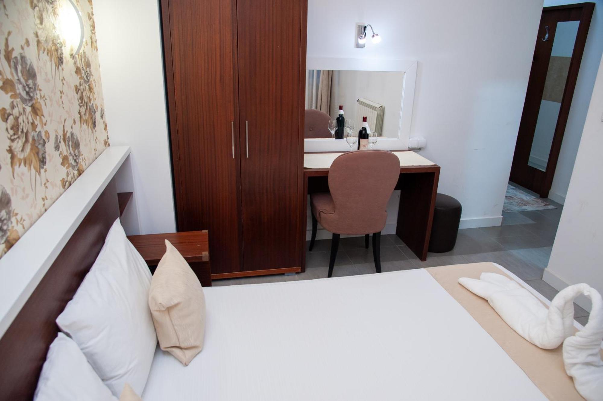 Hotel North City Titova Mitrovica エクステリア 写真