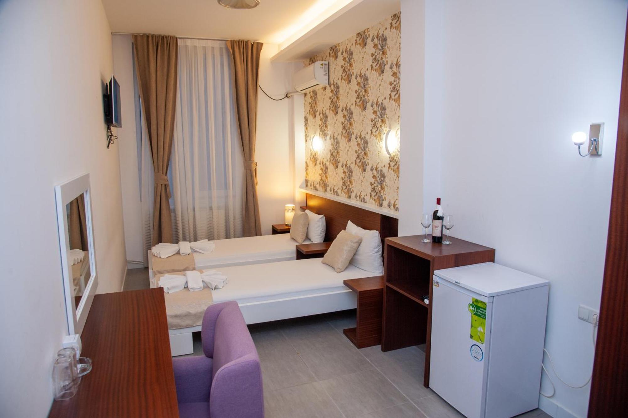 Hotel North City Titova Mitrovica エクステリア 写真