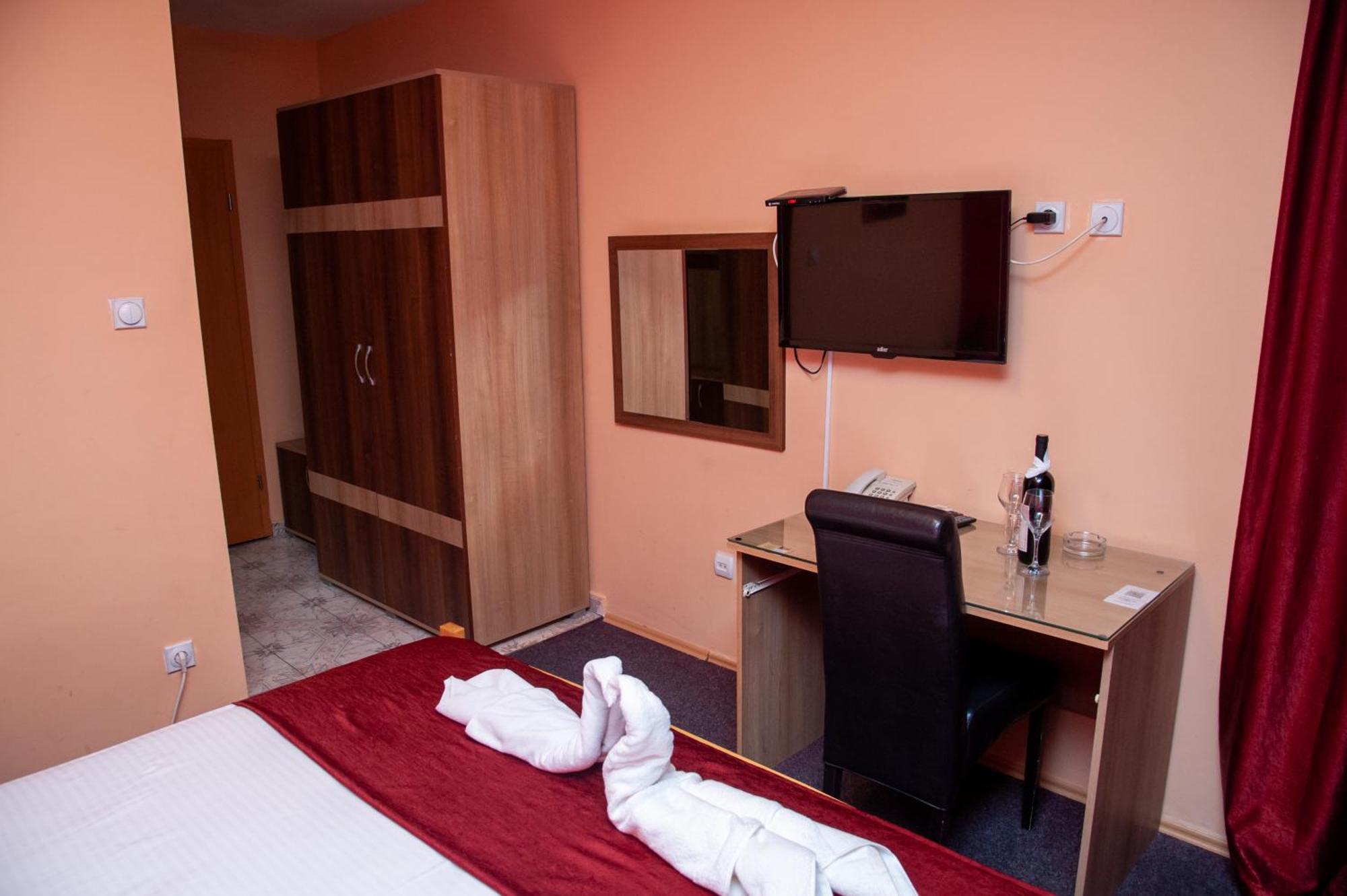 Hotel North City Titova Mitrovica エクステリア 写真
