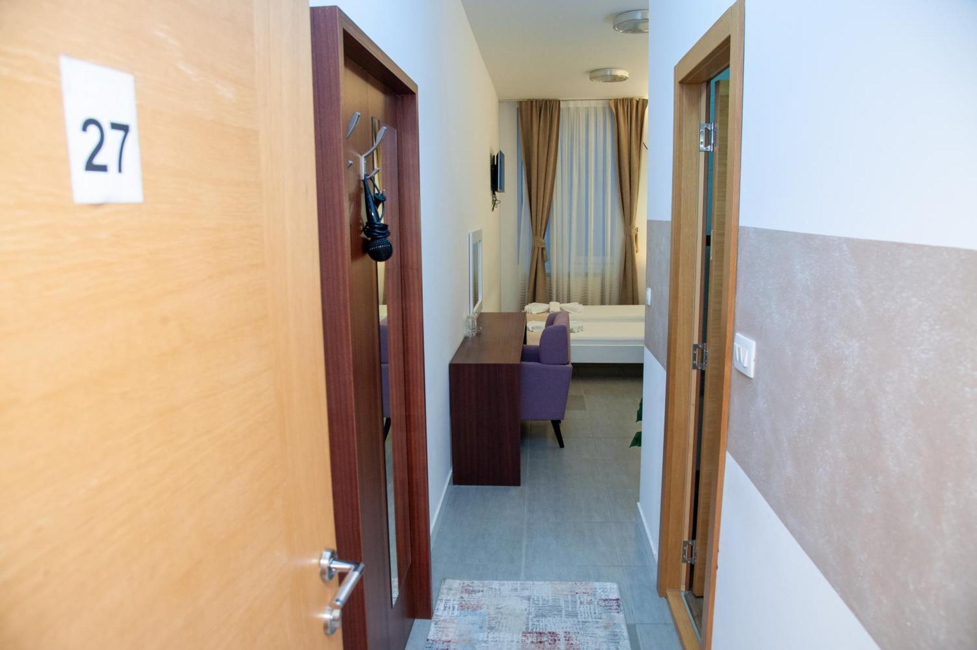 Hotel North City Titova Mitrovica エクステリア 写真