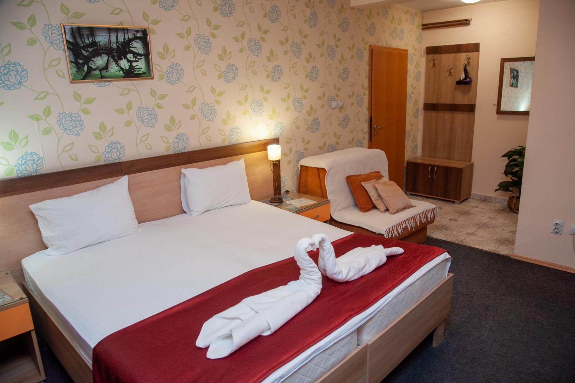 Hotel North City Titova Mitrovica エクステリア 写真