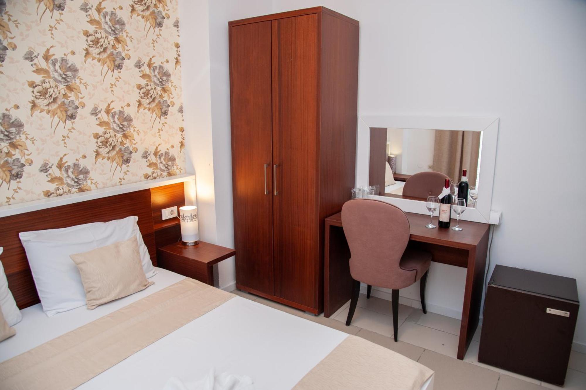 Hotel North City Titova Mitrovica エクステリア 写真